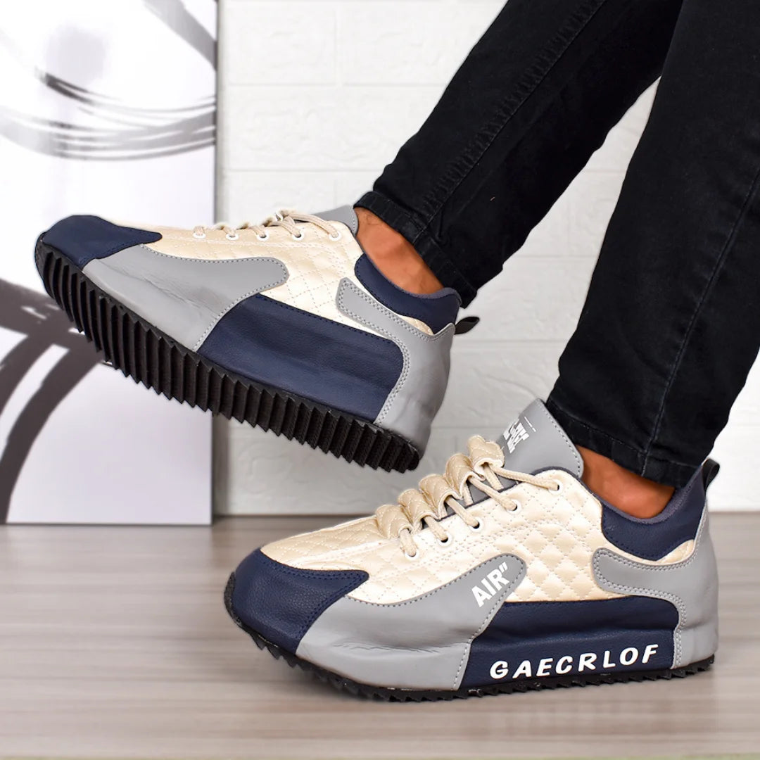 Modelo masculino vistiendo Tenis Suelaviva San en azul desde la rodilla hacia abajo, diseño vibrante y moderno al estilo coreano, destacando un estilo activo.