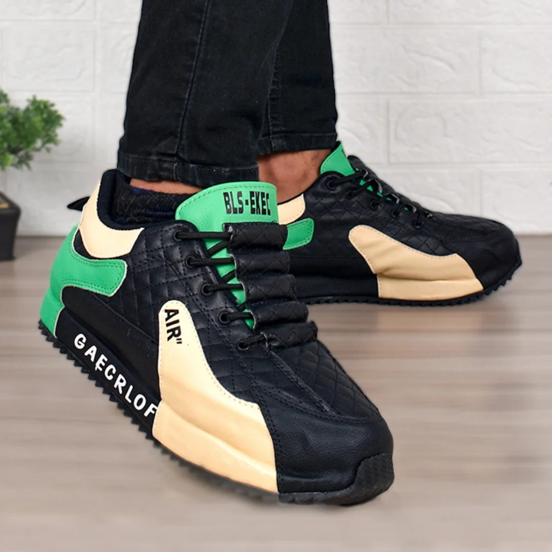 Modelo masculino mostrando Tenis Suelaviva San en negro desde la rodilla hacia abajo, diseño vibrante y moderno inspirado en Corea, ideales para cualquier ocasión.