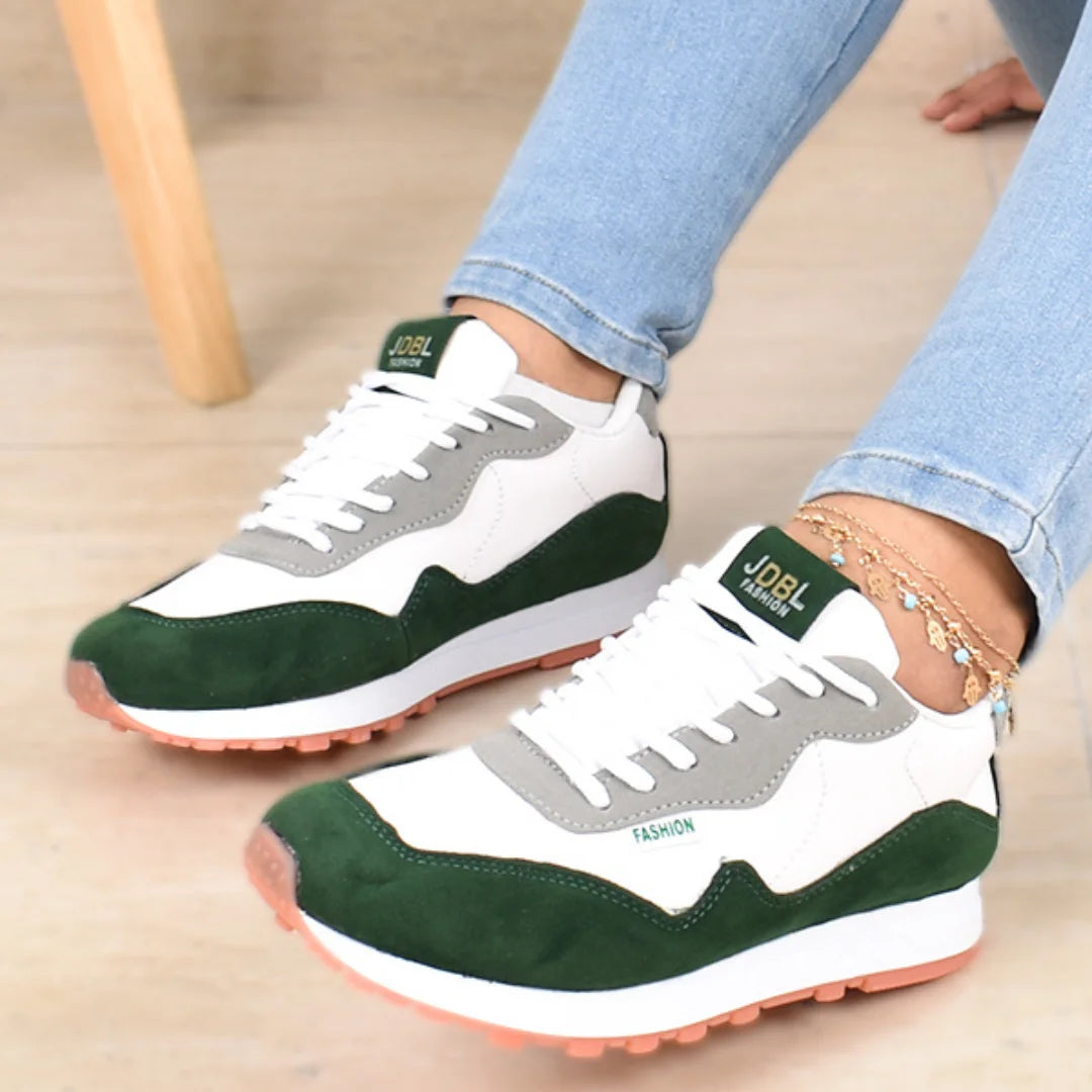 Tenis Casuales Brisa para Mujer, imagen muestra mujer usando el calzado, el cual es color blanco con verde