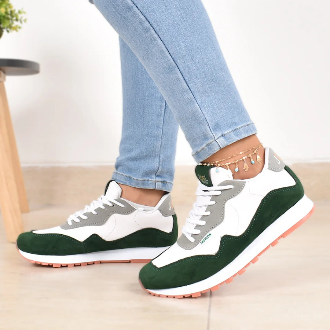 Tenis Casuales Brisa para Mujer, imagen muestra mujer usando el calzado, el cual es color blanco con verde