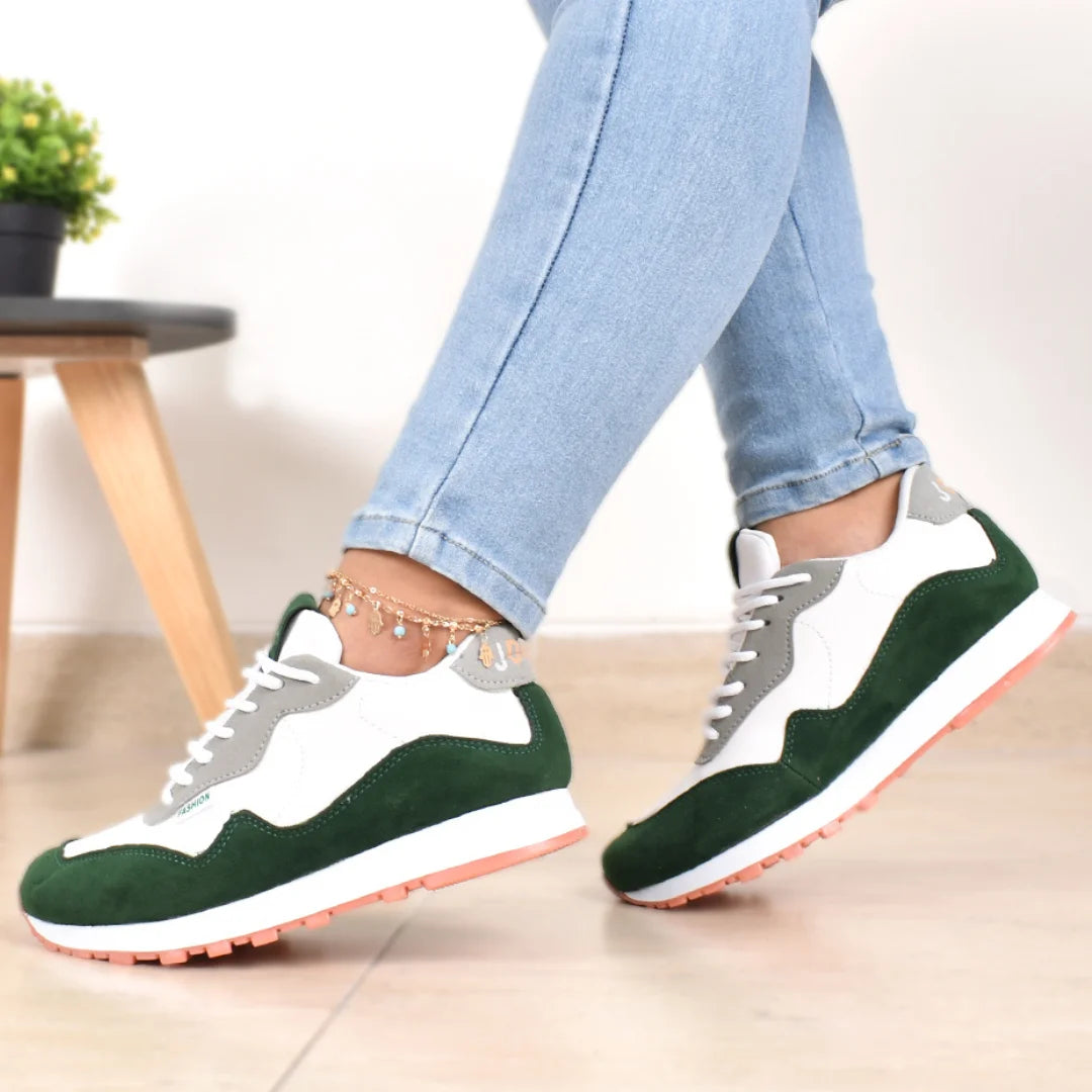 Tenis Casuales Brisa para Mujer, imagen muestra mujer usando el calzado, el cual es color blanco con verde