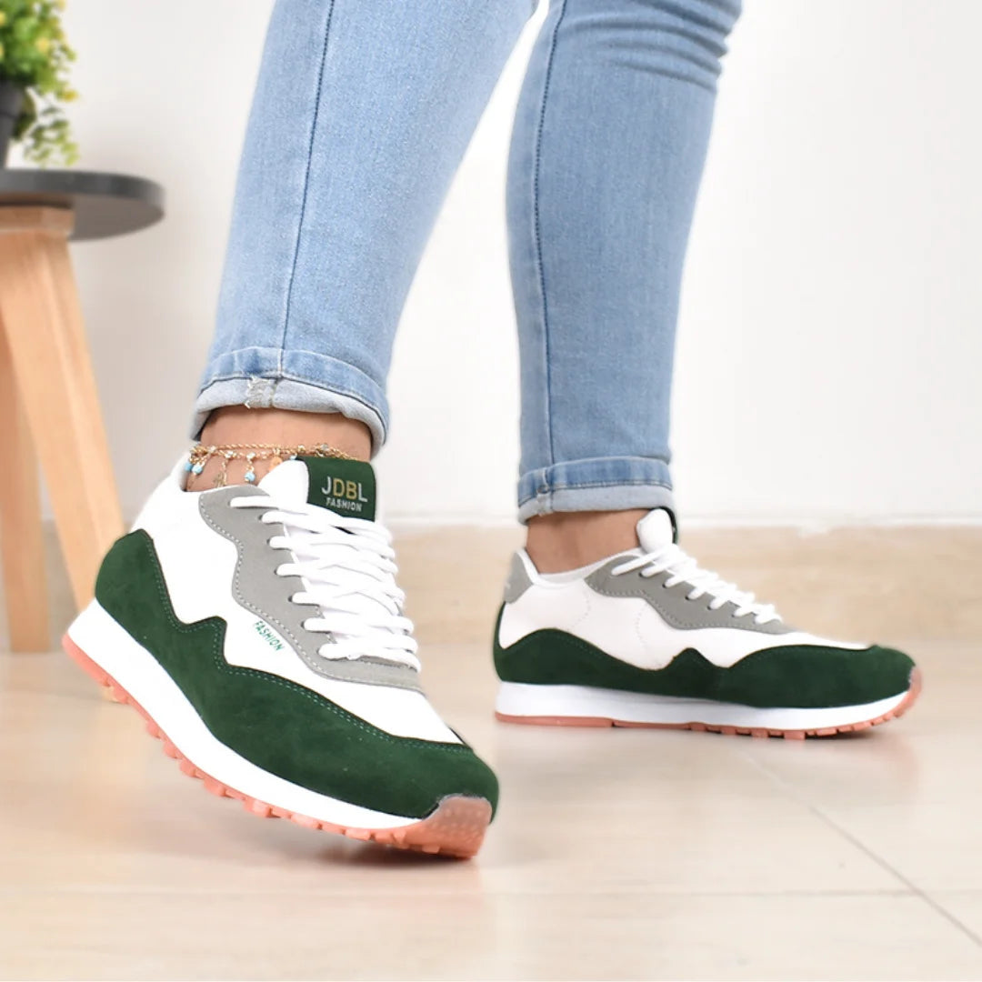 Tenis Casuales Brisa para Mujer, imagen muestra mujer usando el calzado, el cual es color blanco con verde