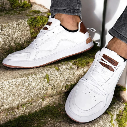 Modelo masculino vistiendo Tenis Casuales Suelaviva Eclipse desde la rodilla hacia abajo, diseño bonito y versátil, destacando un estilo masculino moderno.