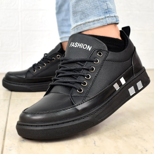 Modelo masculino mostrando Oxford Suelaviva Nova en negro desde la rodilla hacia abajo, diseño clásico y estilizado, ideal para cualquier ocasión elegante.