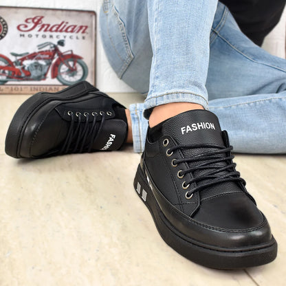 Modelo masculino luciendo Oxford Suelaviva Nova en negro desde la rodilla hacia abajo, diseño clásico renovado, perfecto para un look distinguido en cualquier ocasión.