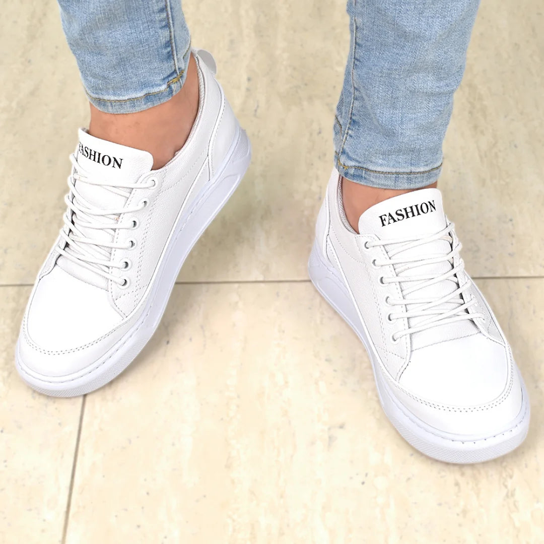 Modelo masculino exhibiendo Oxford Suelaviva Nova en blanco desde la rodilla hacia abajo, diseño elegante con un toque contemporáneo, ideal para eventos refinados.