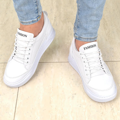 Modelo masculino exhibiendo Oxford Suelaviva Nova en blanco desde la rodilla hacia abajo, diseño elegante con un toque contemporáneo, ideal para eventos refinados.