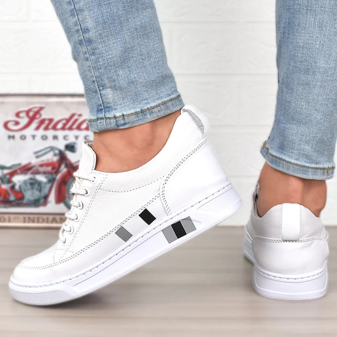 Modelo masculino luciendo Oxford Suelaviva Nova en blanco desde la rodilla hacia abajo, diseño elegante y clásico renovado, perfecto para outfits sofisticados.